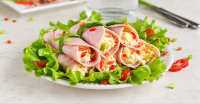 Рулетики из ветчины с сыром и чесноком
