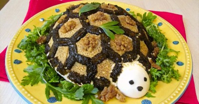 Салат Черепаха с черносливом грецким орехом и яблоком