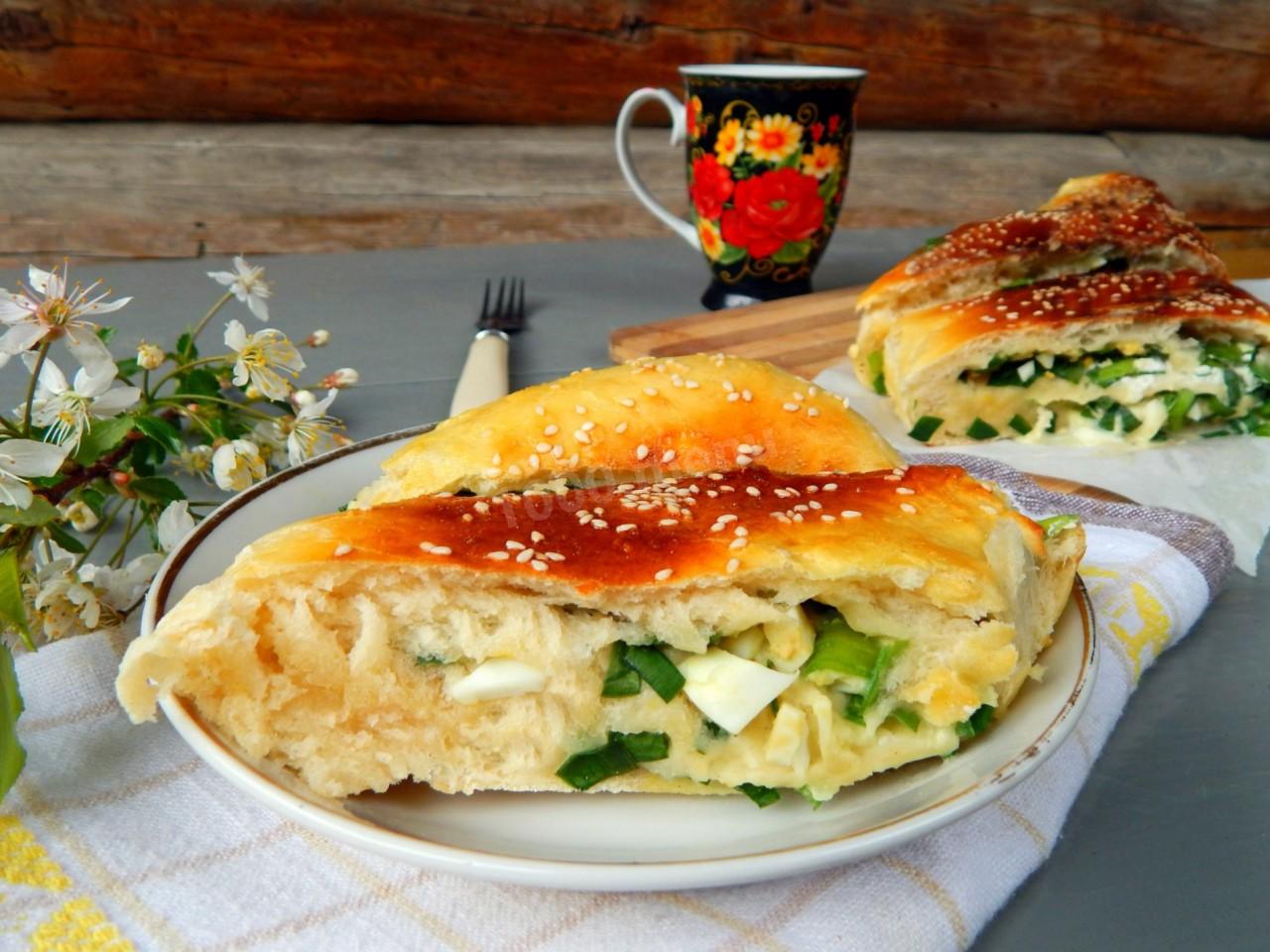 Рулет с луком и яйцом в духовке рецепт с фото пошагово - 1000.menu