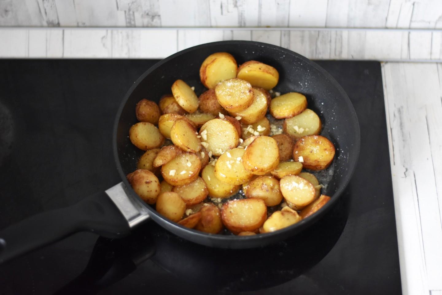 Жареная картошка посыпана пряными. Жареная картошка с сыром на сковороде. Жареная картошка с молоком. Жареная картошка на плите. Какая ложка идёт для перемешивания жарки картошки.