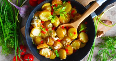 Жареная картошка с сыром на сковороде