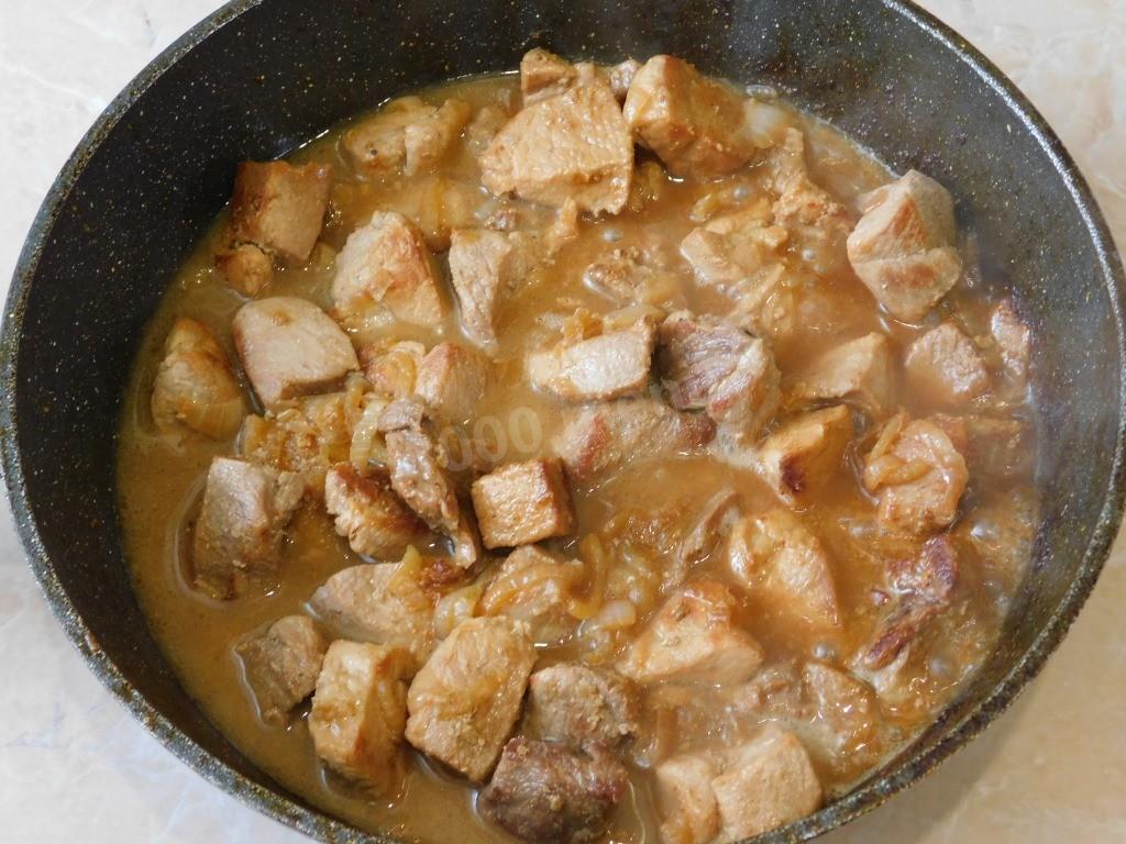 Вкусно приготовить свинину на сковороде кусочками сочную. Свинина на сковороде. Жареная свинина на сковороде с луком. Мясо на сковороде свинина с луком. Свинина на сковороде с луком.