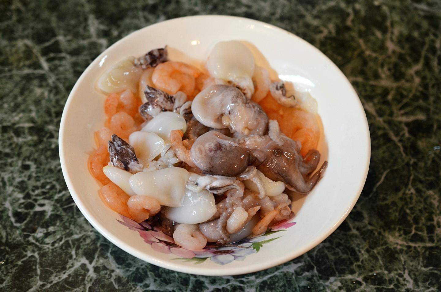 Морепродукты на сковороде рецепт как приготовить замороженные с фото пошагово