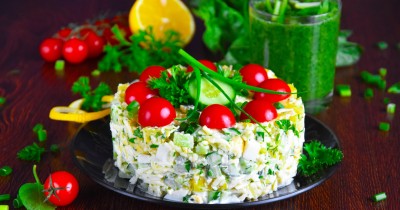 Салат с плавлеными сырками яйцом и зеленым луком