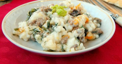 Вареный рис со сметанным соусом и мясным фаршем