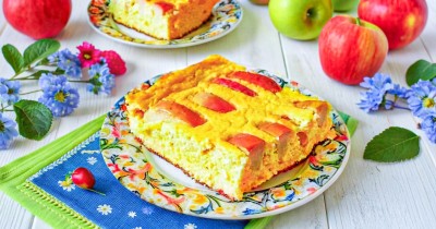 Творожная запеканка с яблоками в духовке на завтрак