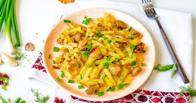 Жареная картошка с шампиньонами и луком на сковороде