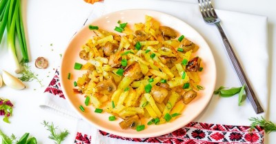 Жареная картошка с шампиньонами и луком на сковороде