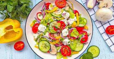 Салат овощной с сыром