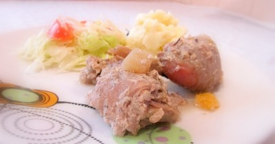 Кролик с мандаринами и яблоками в рукаве в сметане