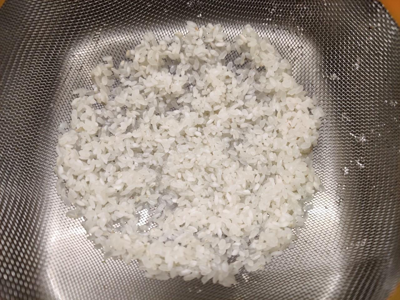 Рис в духовке. Молоко с рисом в духовке. Рис на дуршлаке со сливочным маслом. Рис в духовке нужно воды.