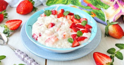 Каша с клубникой