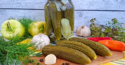 Хрустящие огурцы с луком на зиму без стерилизации с хреном