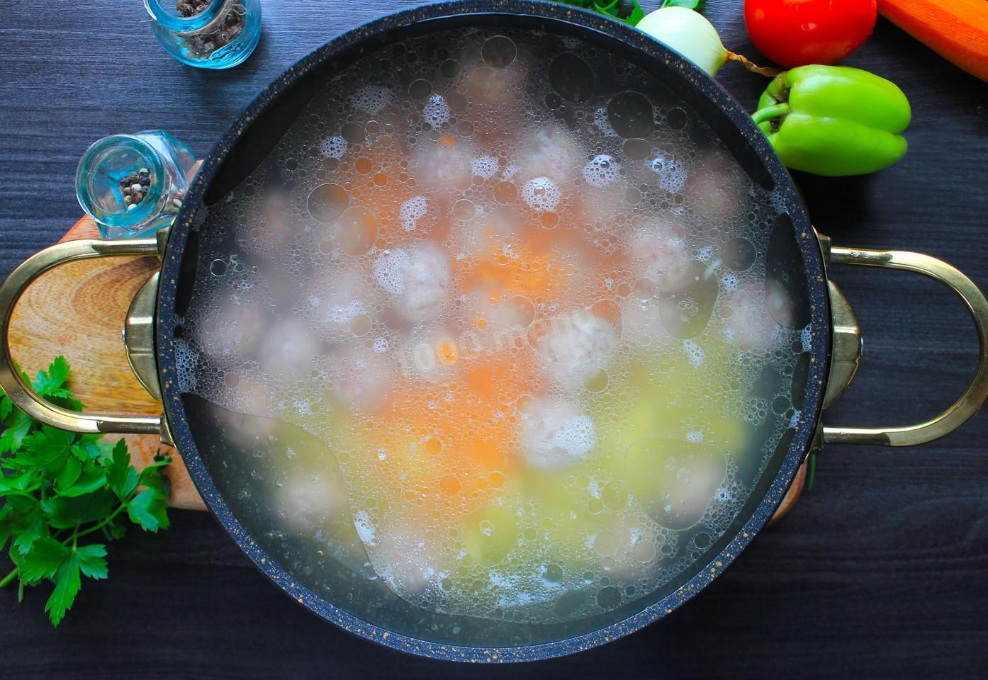 Бульон для голубцов. Суп варится. Фон кипящий бульон. Бульон с морковью и картошкой в кастрюле.