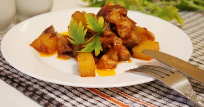 Рагу из свинины под соусом карри с картошкой