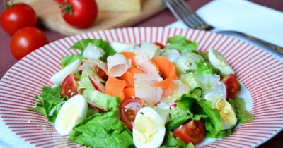 Разноцветный овощной салат с пармезаном и медом