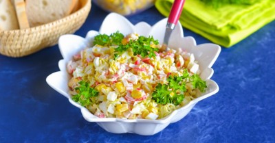 Салат с пекинской капустой крабовыми палочками и кукурузой