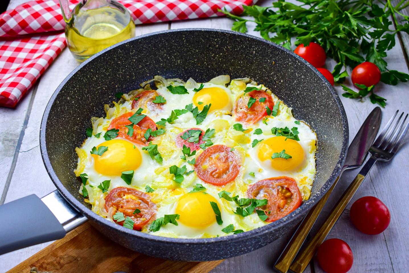 Яйца запеченные в помидорах: рецепт с фото и пошаговое приготовление