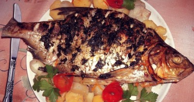 Лещ со сметаной луком морковью в духовке