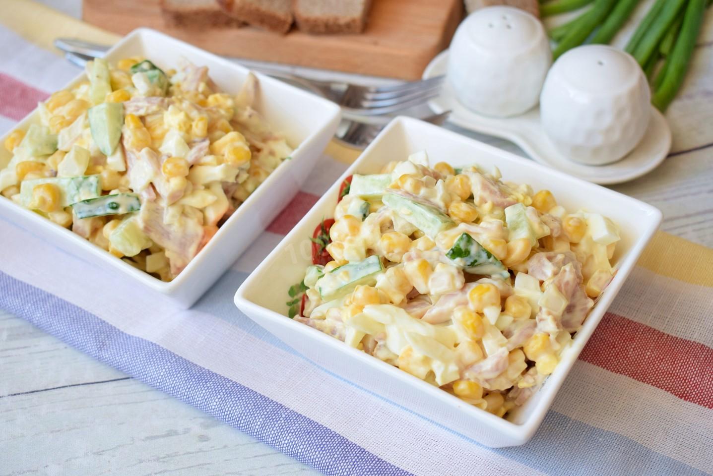 Праздничный салат с курицей, кукурузой и киви