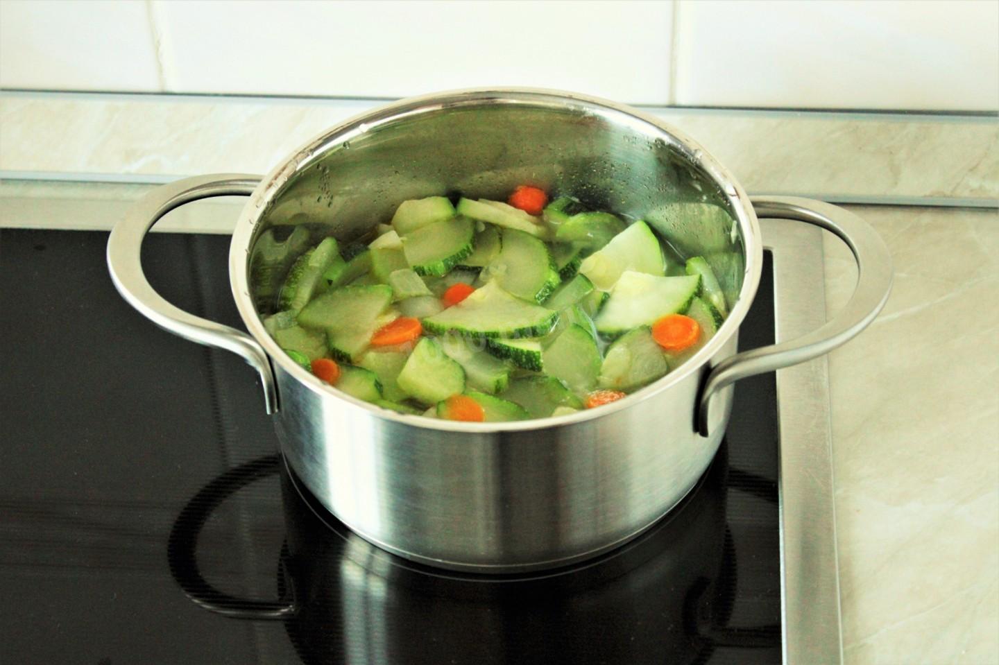 Варка овощей. Варка овощей на пару. Варка овощей под крышкой. Овощи при варке покрыты водой. Как налить в кастрюлю 2л воды