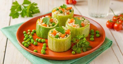 Фаршированные кабачки овощами и рисом в духовке