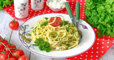 Сливочные макароны с творожным сыром и зеленью