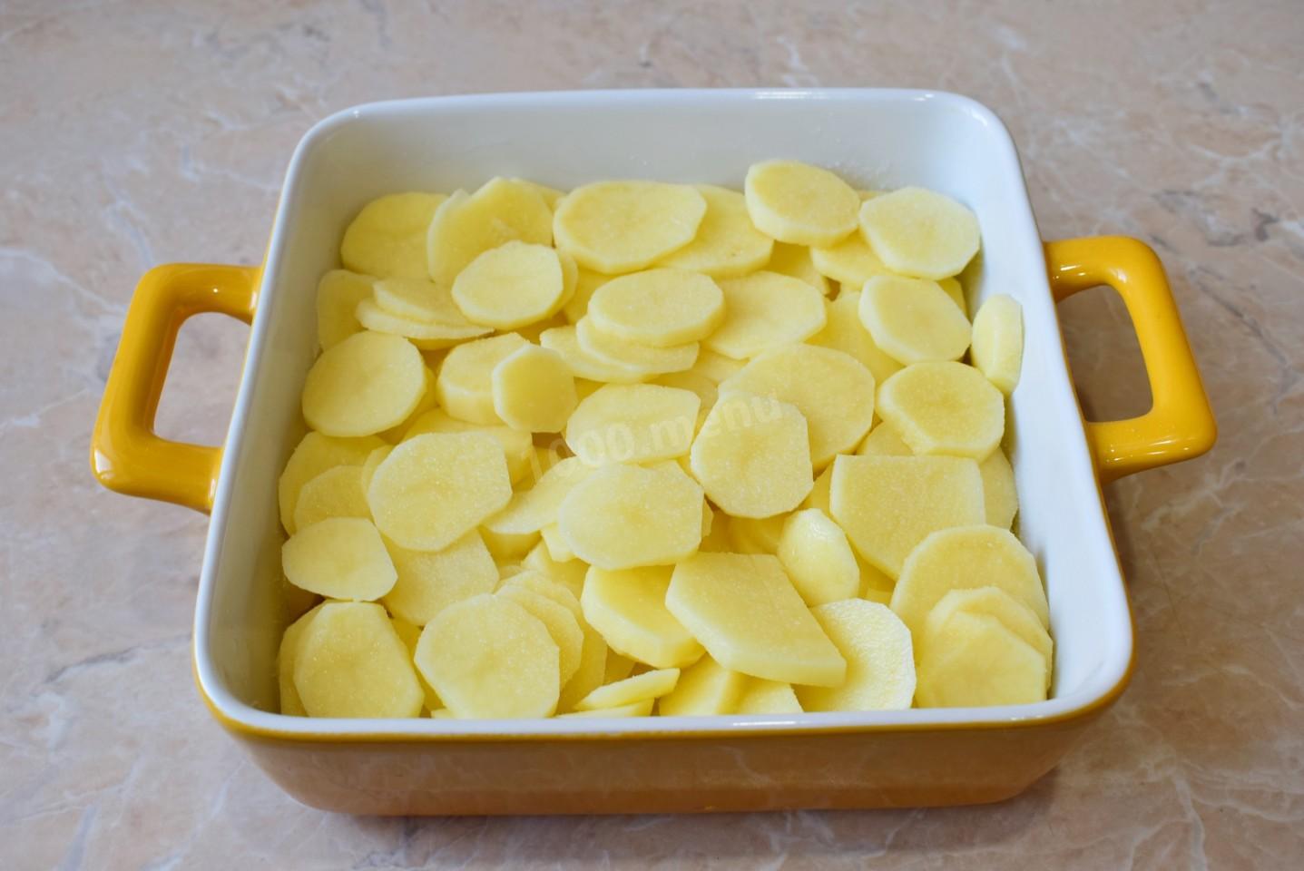 Можно ли заморозить картофельное пюре. Картофель кружочками. Картошка кружочками в духовке. Картофельная запеканка вкусс вилл 600 гр. Бабушкин рецепт картофель кружочками с кефиром и луком репкой.