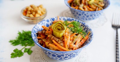 Салат с печенью огурцами и морковью