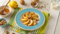 Запечена шматочками айва з грецькими горіхами гарячий десерт