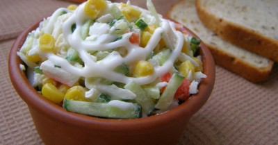 Салат с крабовыми палочками, луком, зеленью и майонезом