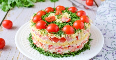 Салат Красное море с крабовыми палочками помидорами и перцем