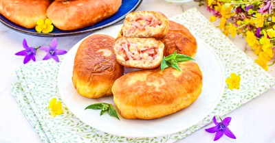 Пирожки с колбасой и сыром на сковороде