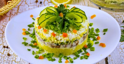 Простой салат из рыбных консервов с яйцом и зеленым луком