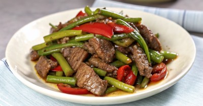 Чесночные стрелки с мясом на сковороде