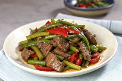 Чесночные стрелки с мясом на сковороде
