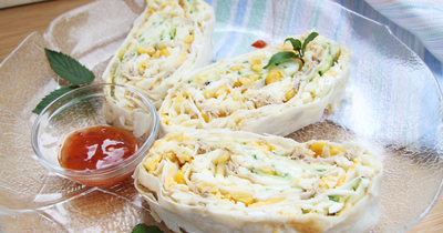 Рулет с консервированным тунцом и кукурузой из лаваша