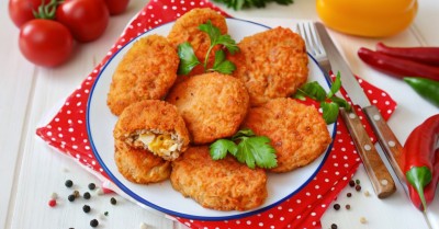 Зразы мясные с яйцом и луком на сковороде