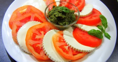 Капрезе с сыром и соусом песто
