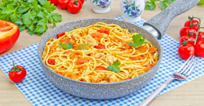 Спагетти с курицей на сковороде