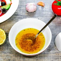 соус горчично сметанный с чесноком и зеленью к мясу. sous dlya grecheskogo salata v domashnix. соус горчично сметанный с чесноком и зеленью к мясу фото. соус горчично сметанный с чесноком и зеленью к мясу-sous dlya grecheskogo salata v domashnix. картинка соус горчично сметанный с чесноком и зеленью к мясу. картинка sous dlya grecheskogo salata v domashnix. Вы уже хорошо знаете, что «правильный» соус способен создать незабываемый вкус, сочетаясь с любыми блюдами. Особенно приятно, если Вам не приходится стоять у плиты часами за его приготовлением. Соус из сметаны и горчицы – как раз такой идеальный вариант. Он способен заменить приевшийся кетчуп, или вредный майонез. Добавка такого типа имеет роскошный контрастный вкус и подойдет почти под все. Приступим к готовке. 🙂