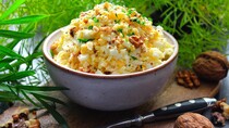 Салат з яйцем і грецьким горіхом
