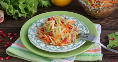 Простой салат из зеленой редьки с морковью и яблоком