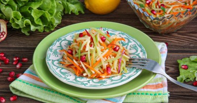 Простой салат из зеленой редьки с морковью и яблоком