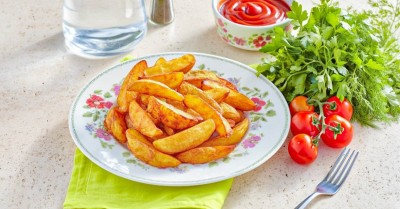 Жареная картошка с золотистой корочкой на сковороде