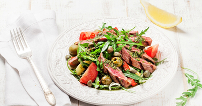 Салат со шпинатом, оливками, картошкой и говядиной