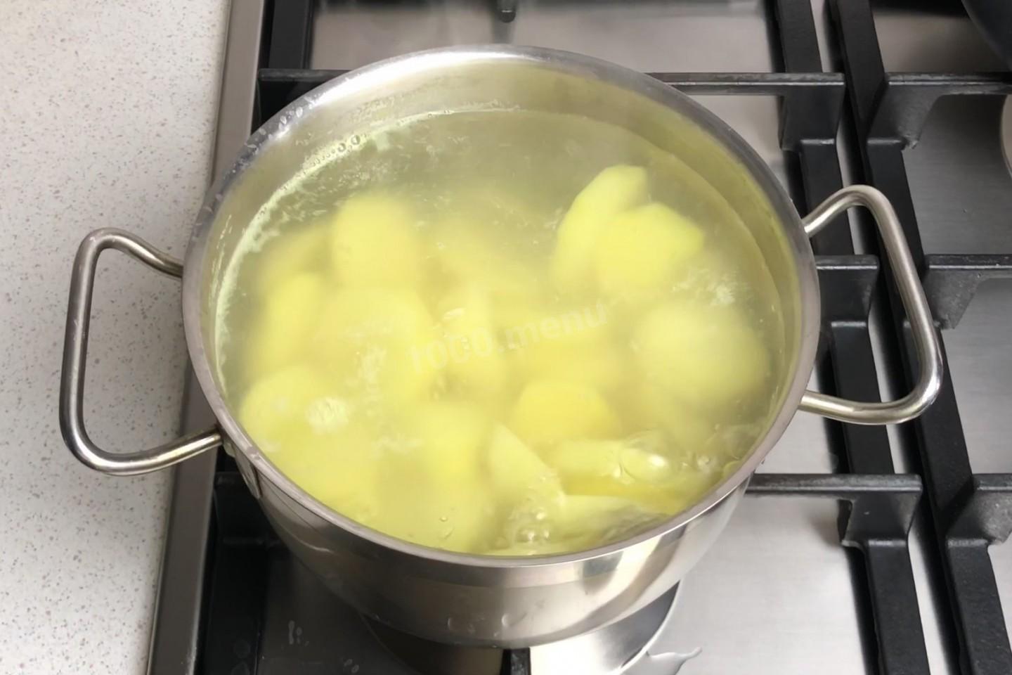 Картошка с водой в кастрюле. Картошка в кастрюле. Нарезанная картошка в кастрюле. Картошка в кастрюле с водой. Тефтели с картошкой в кастрюле.