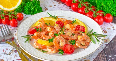 Креветки с лимоном и чесноком на сковороде