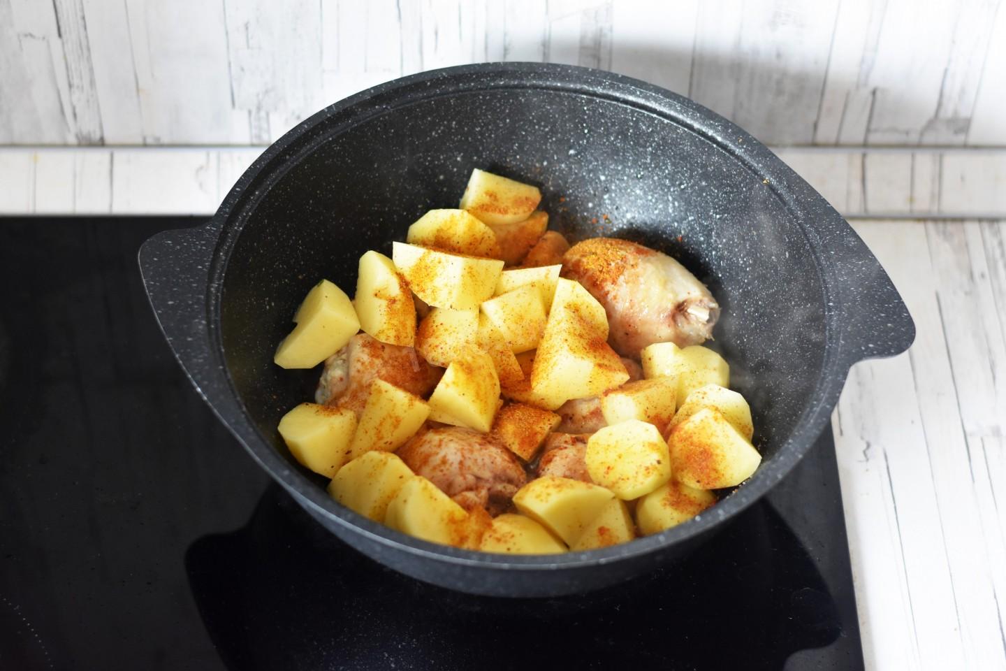 Жареная картошка посыпана пряными