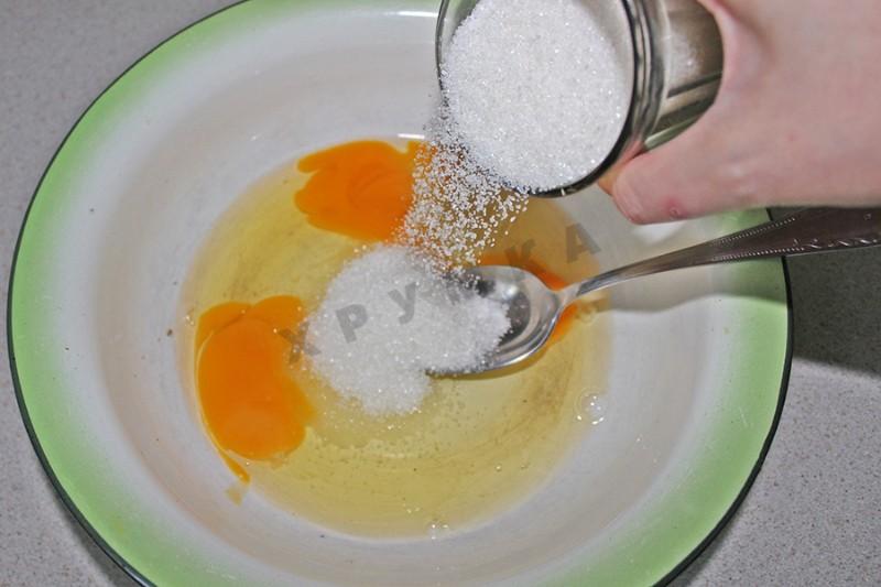 Яйцо растертое. Растереть яйцо с сахаром. Как растереть яйца с сахаром. Что значит растереть яйца.
